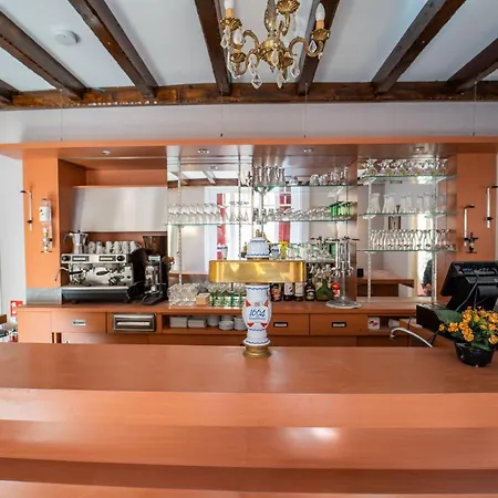 Celine Le Miridan فندق 2*