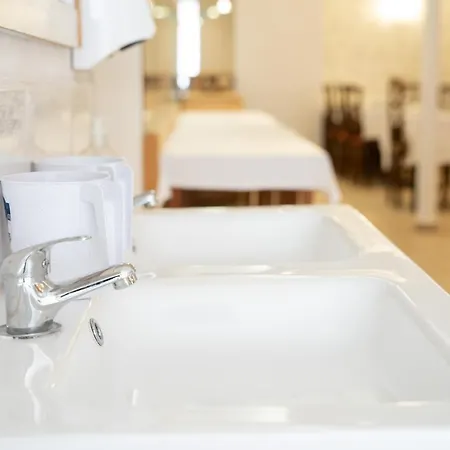 Celine Le Miridan فندق 2*